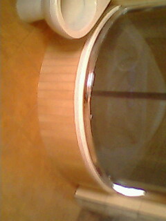 Niedokładne ujęcie fragmentu umywalki z widocznym paskiem okleiny na krawędzi blatu, prawdopodobnie po naprawie lub renowacji, słaba jakość zdjęcia.